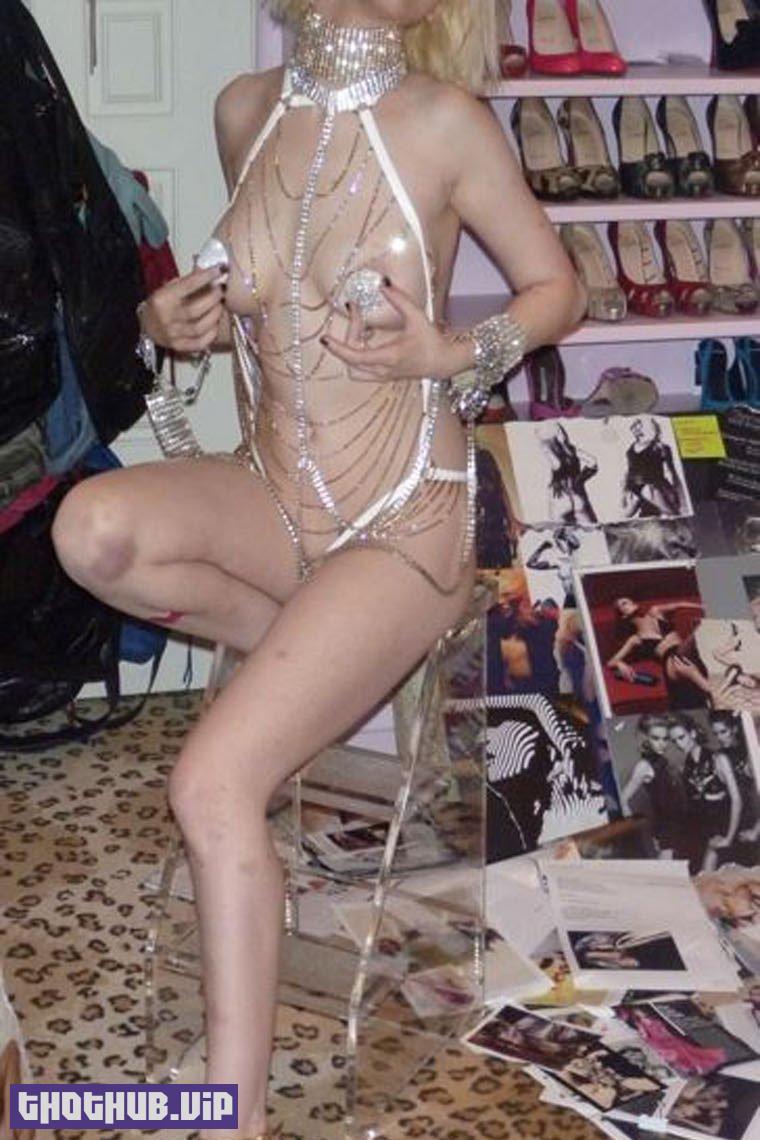 Christina-Aguilera-Naked-05