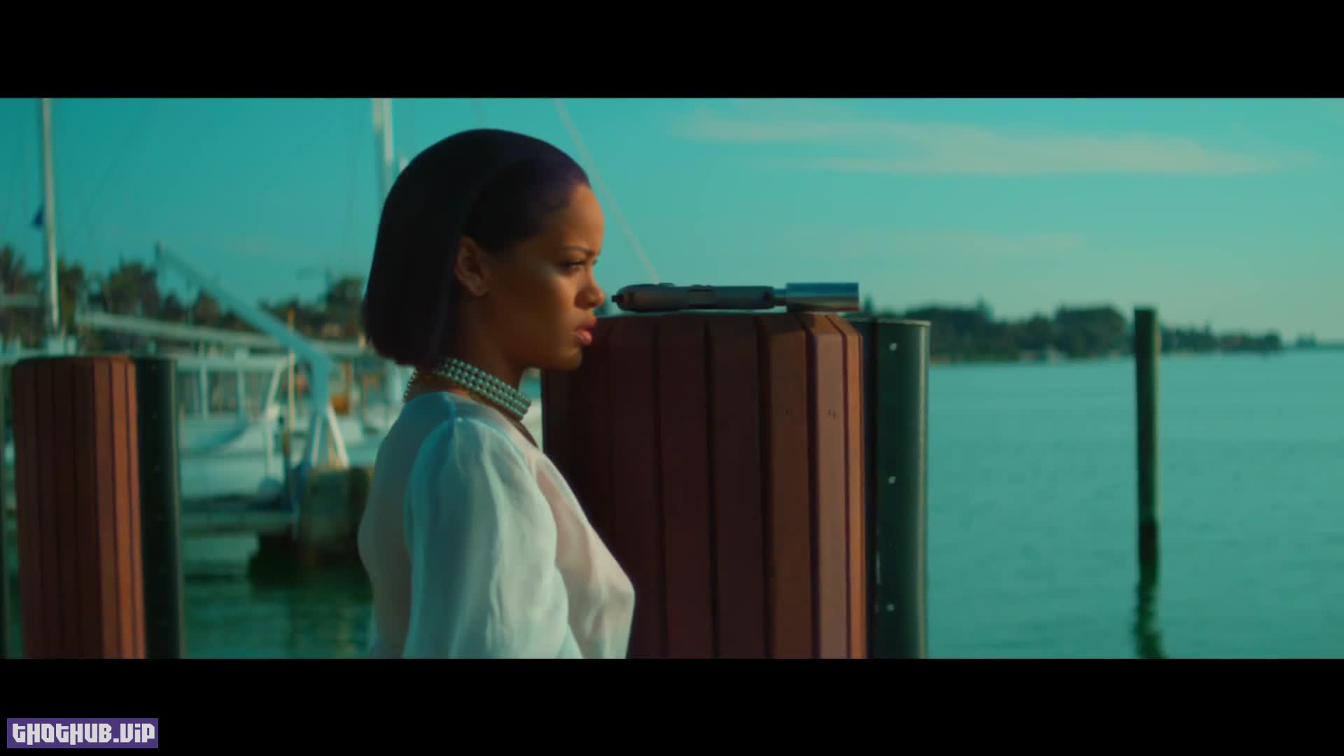 Rihanna Sideboobs