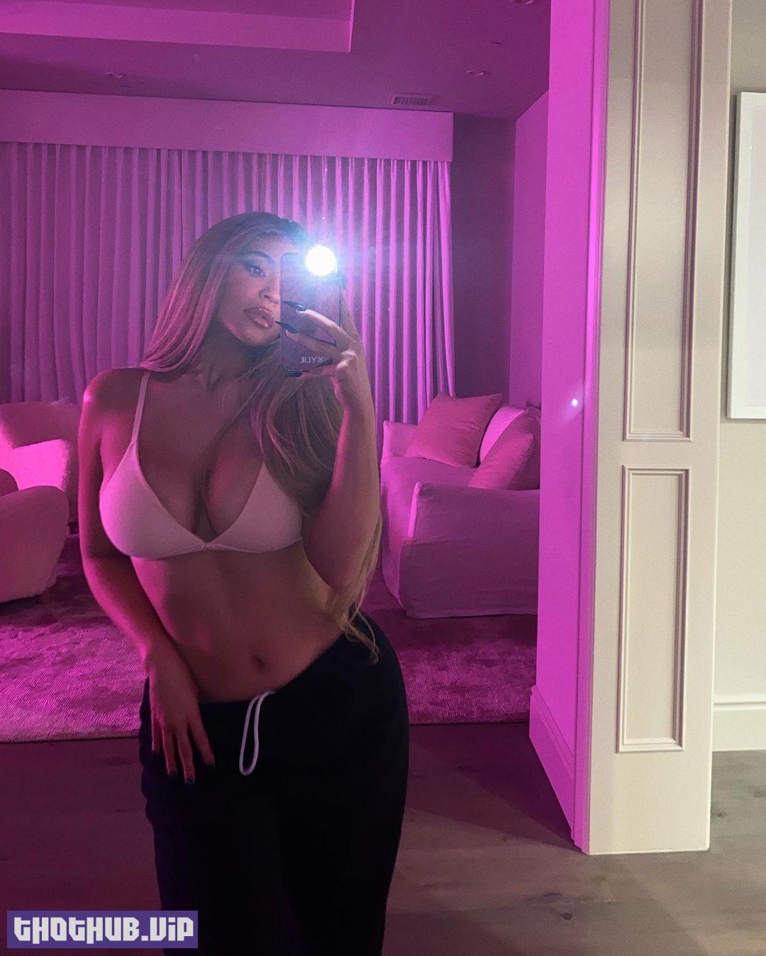 Kylie Jenner Sexy Selfie