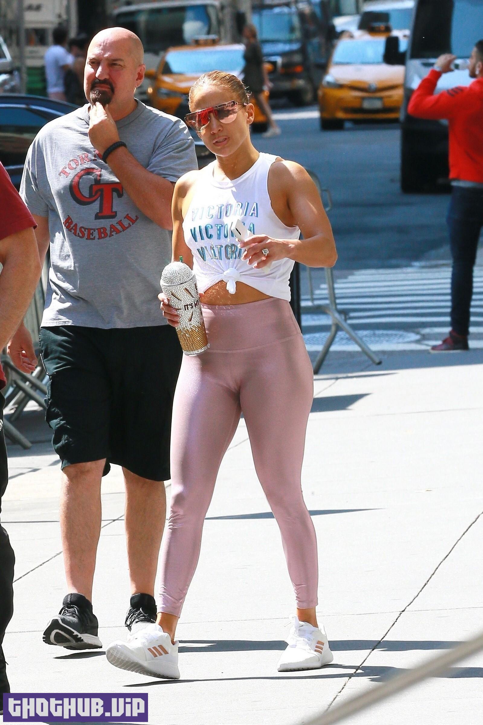 Jennifer Lopez show off her body