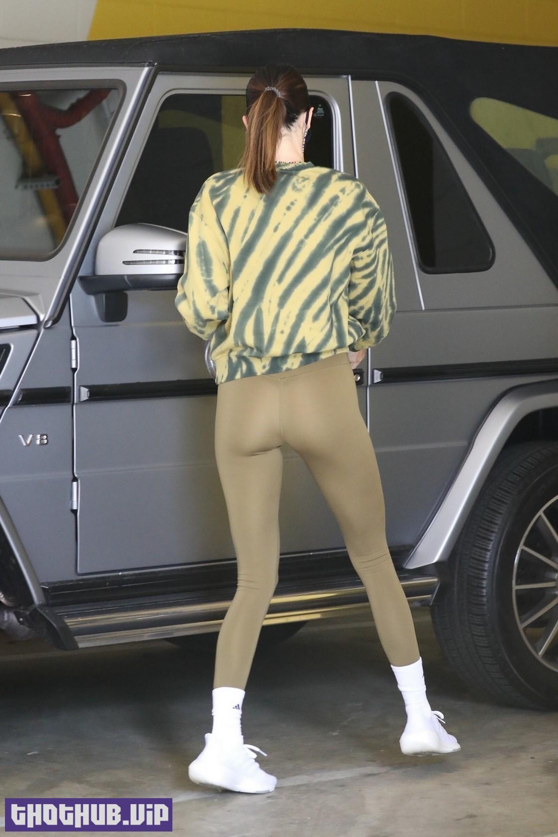 Kendall Jenner Sexy Ass In Tight Leggings