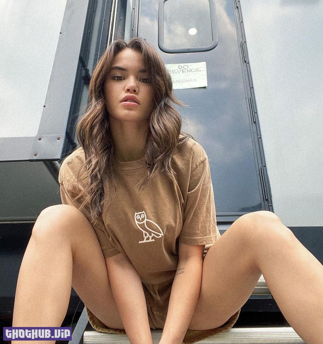 Paris Berelc Spread Her Legs Wide On Selfie