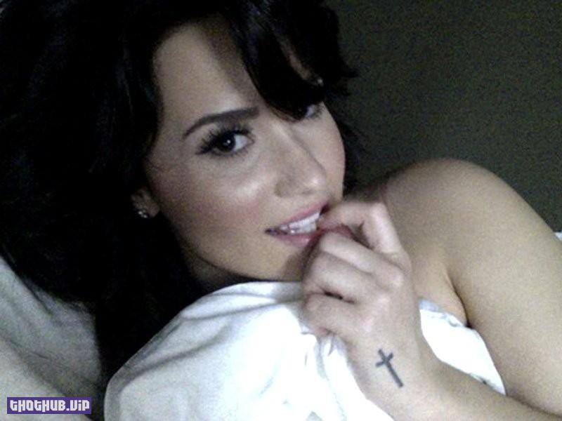 Demi-Lovato-Naked--6