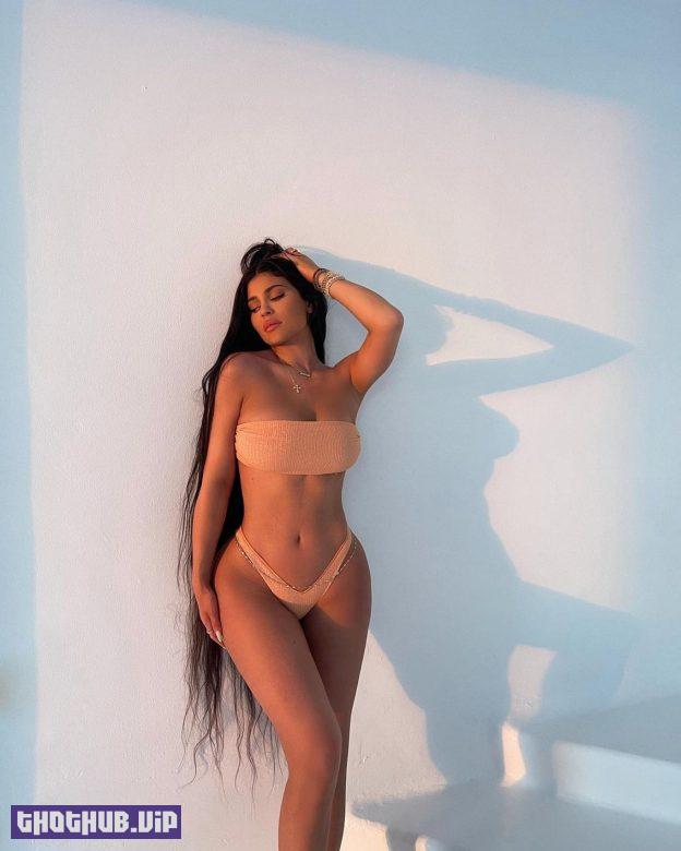 Kylie Jenner's Extremely Wide Hips In A Peach Bikini