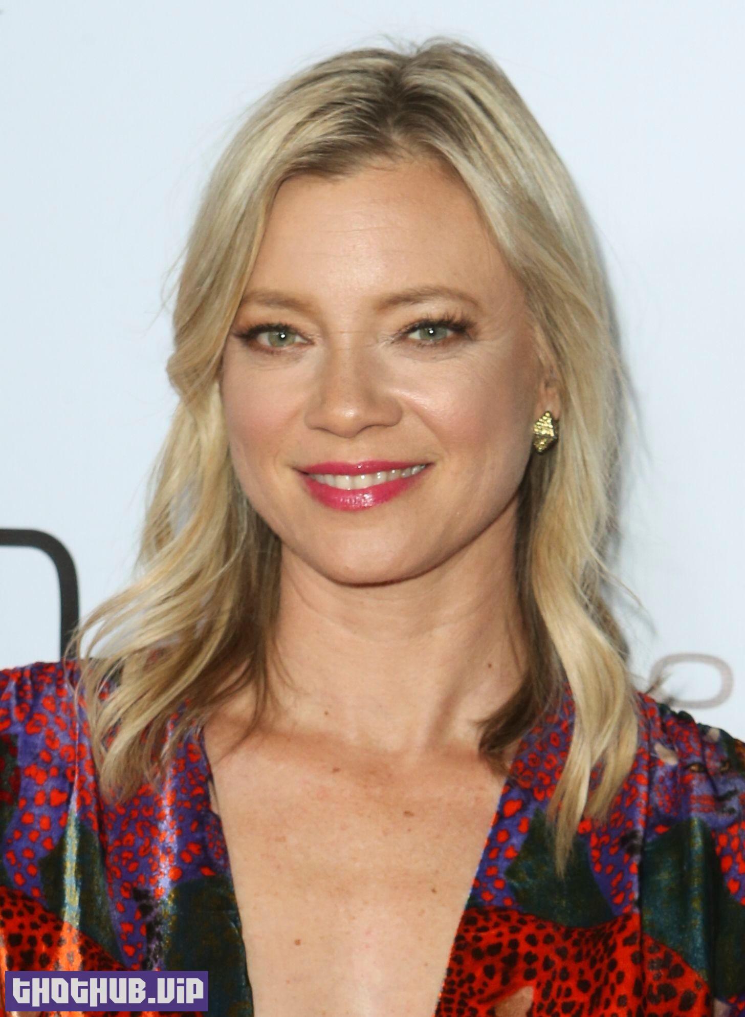 Amy Smart Cleavage