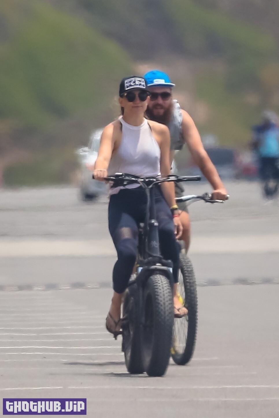 Kate Hudson Sexy Bike Ride In Malibu